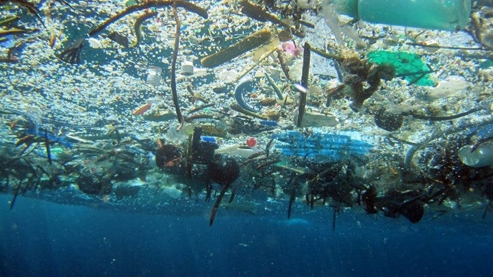 Toν κώδωνα του κινδύνου κρούουν οι επιστήμονες για τα πλαστικά στη Μεσόγειο